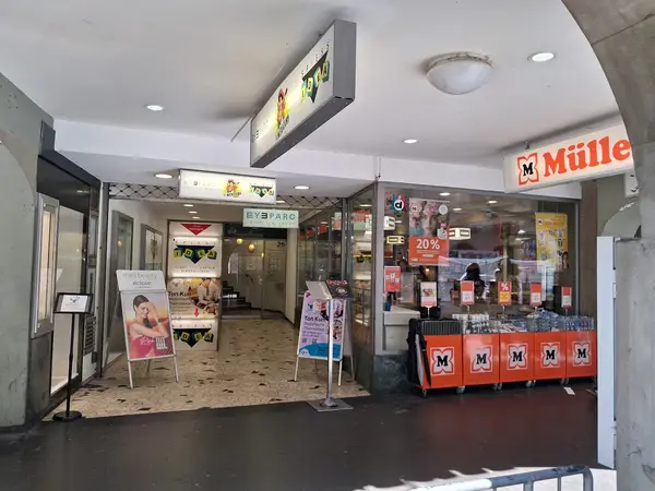 Shopping arcade entrance with Ton-Kun Med Thai Massage signs and storefronts
